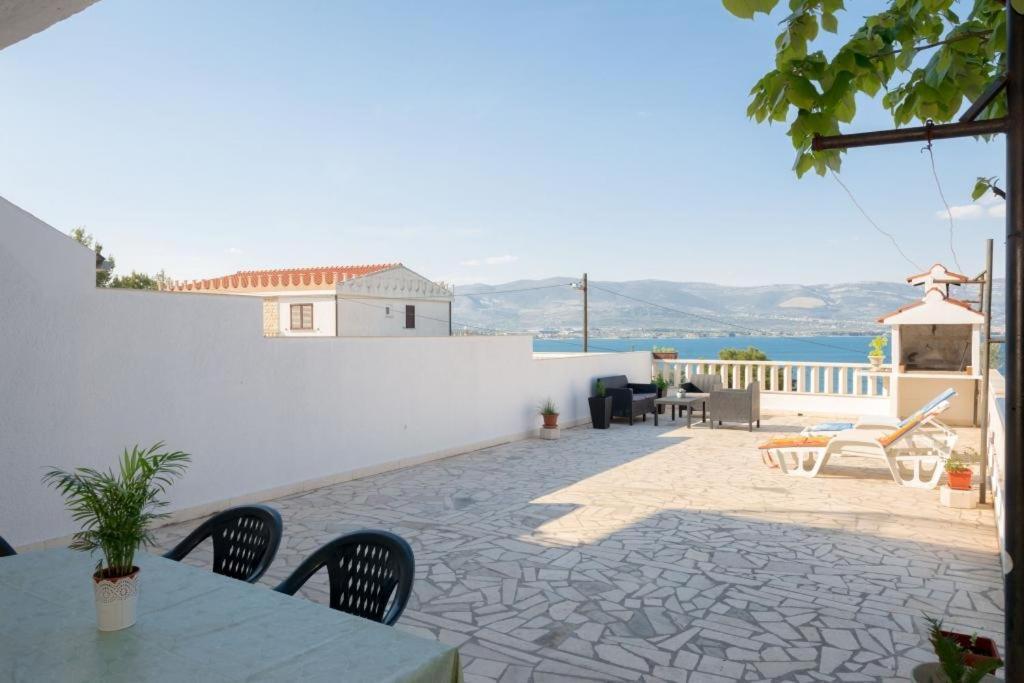 Ferienwohnung In Arbanija Mit Meerblick, Balkon, Klimaanlage, W-Lan 5137-1 Trogir Exterior photo